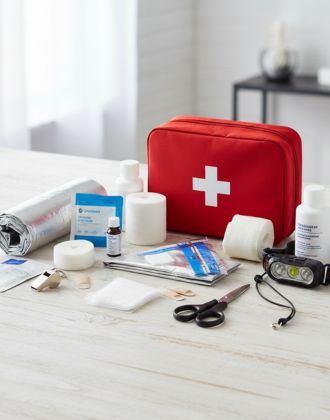trousse de premiers secours sur une table